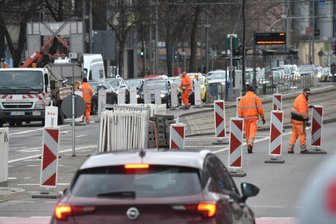 Bahnhofstraße in Chemnitz wird zum Nadelöhr - Die Baustelle wurde am Freitag gegen 16 Uhr an der Bahnhofstraße eingerichtet.