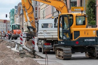 Bahnhofstraße in Mittweida ist ab Montag dicht - Vor dem Medienzentrum an der Bahnhofstraße wird bereits seit drei Wochen gebaut. Ab Montag wird die Straße dafür vollständig gesperrt.
