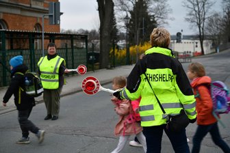 Bahnhofstraße in Penig soll für zwei Millionen Euro ausgebaut werden: „Der Schulweg muss sicherer werden“ - An der Kreuzung an der Erich-Kästner-Grundschule in Penig sind Schulweghelfer nötig, um die Kinder sicher über die Straße zu bringen.