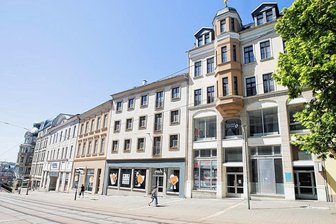 Bahnhofstraße in Plauen: Wohnungsbaugesellschaft legt Großinvestition auf Eis - Drei leergezogene Häuser an der Bahnhofstraße warten auf Abbruch und Sanierung. Stadt und WBG haben das Projekt auf Eis gelegt.
