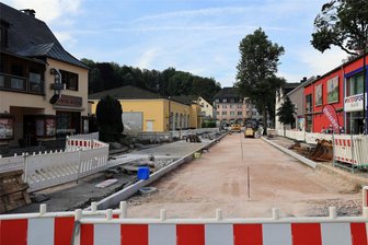 Bahnhofstraße in Schwarzenberg bald wieder befahrbar – Kurzzeitige Sperrung für Markierungsarbeiten - Mittlerweile ist der Asphalt auf der Bahnhofstraße in Schwarzenberg eingebaut, aber die Markierungen fehlen noch.