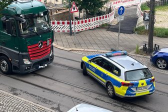 Bahnhofstraße in Zwickau: Busse kommen nicht an Laster vorbei – Polizei im Einsatz - Die Polizei befindet sich auf der Bahnhofstraße in Zwickau im Einsatz.