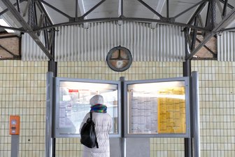 Bahnhofsuhr in Freiberg verschwunden - In der Mitte des Gebäudes auf dem Bahnsteig 2/3 des Bahnhofs Freiberg hing sie einst: die Bahnhofsuhr.