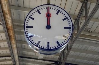 Bahnhofsuhr schon wieder defekt - Die eine Seite der Bahnhofsuhr in Freiberg ist defekt. 