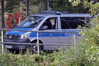 Bahnhofsunterführung im Erzgebirge mit verfassungsfeindlichen Symbolen beschmiert - Polizei ermittelt nach Schmierereien in der Bahnhofsunterführung in Aue.