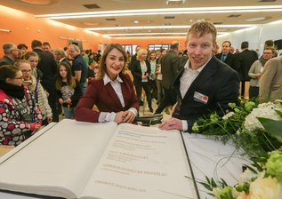 Bahnrad-Weltmeister in Chemnitz geehrt - Die Bahnrad-Weltmeister Kristina Vogel und Joachim Eilers tragen sich in der Goldene Buch der Stadt Chemnitz ein.