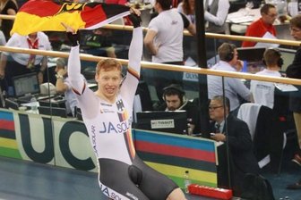 Bahnrad-WM: Der Schnellste mit den grünen Socken - Kristina Vogel - Joachim Eilers nach seinem zweiten Triumph auf der Ehrenrunde.