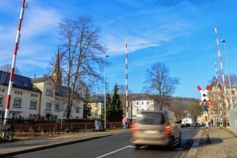 Bahnschranke nach Unfall repariert - Sie sind wieder in Betrieb: die Bahnschranken an der Auer Rudolf-Breitscheid-Straße.