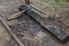 Bahnschwelle fängt Feuer - Die Bahnschwelle hatte schon Feuer gefangen. 