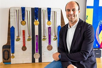 Bahnsprinter Maximilian Levy beendet Karriere - So geht es für ihn weiter - Maximilian Levy sitzt vor seinen wichtigsten Medaillen, insgesamt 35 gewann er bei Olympia, WM und EM.