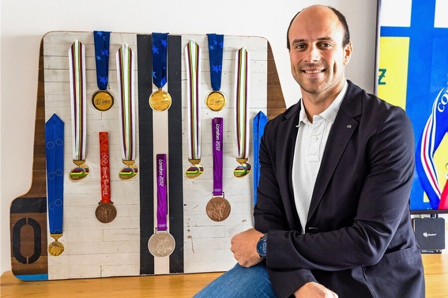 Bahnsprinter Maximilian Levy beendet Karriere - So geht es für ihn weiter - Maximilian Levy sitzt vor seinen wichtigsten Medaillen, insgesamt 35 gewann er bei Olympia, WM und EM. 