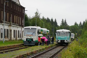 Bahnsteig im Vogtland für Fahrgäste gesperrt: Extra-Tour mit Bus nötig - Am Gleis 2 am Bahnhof Zwotental (rechts) dürfen keine Fahrgäste mehr ein- und aussteigen.