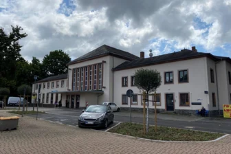 Bahnsteigzugang führt in Flöha nun wieder durch die Bahnhofshalle - Die Eingangshalle des Bahnhofs in Flöha ist seit Montag wieder tagsüber geöffnet