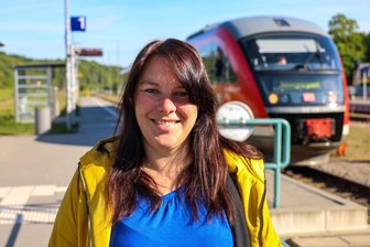 Bahnstrecke Chemnitz - Aue feiert Jubiläum: Worauf sich Eisenbahnfans freuen können - Lydia Schlösinger ist Projektverantwortliche für das Bahnhoffest, das im September am Bahnhof Aue stattfinden soll.