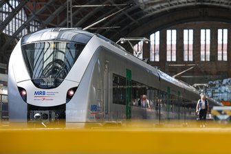 Bahnstrecke Chemnitz-Leipzig: Ausbaupläne stoßen auf Hürden - Wegen fehlender Oberleitung auf der Bahnstrecke Chemnitz-Leipzig sind dort inzwischen Akkuzüge im Einsatz.