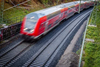 Bahnstrecke Hamburg-Schwerin wieder in Betrieb - Nach gut neunmonatiger Generalsanierung fuhr der erste Personenzug wieder von Schwerin nach Hamburg. (Archivbild)