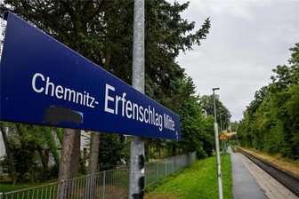 Bahnstrecke von Chemnitz ins Erzgebirge gesperrt: Wie der Schienenersatzverkehr mit Bussen funktioniert - Die Bahnstrecke von Chemnitz nach Aue am Haltepunkt Erfenschlag-Mitte: Hier fährt seit Montag keine Bahn mehr. Doch auch der Schienenersatzverkehr mit Bussen kommt nicht durch, weil in Einsiedel die Straße gebaut wird.