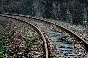 Bahnstrecke zwischen Glauchau und Zwickau zeitweise gesperrt - Ein Mensch hatte sich auf den Gleisen befunden, ob es sich um einen Unfall handelte, war am Abend noch unklar.