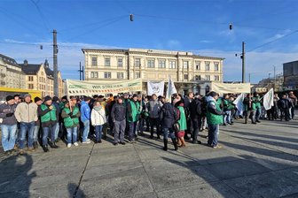 Bahnstreik: Lokführer versammeln sich vor Chemnitzer Hauptbahnhof - Streikende der GDL haben sich am Donnerstag vor dem Chemnitzer Hauptbahnhof versammelt.