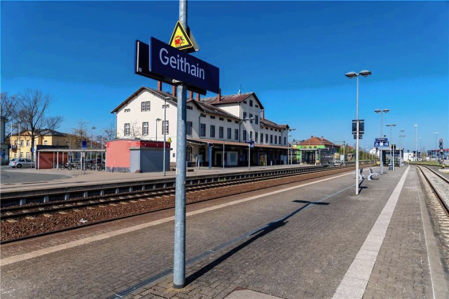 Bahnstreik: Menschenleere Bahnhöfe in Narsdorf und Geithain - Streik: Der Bahnhof Geithain war am Freitagvormittag verlassen. Keine Züge fuhren und somit verirrten sich nur vereinzelt Menschen auf den Bahnsteig. 