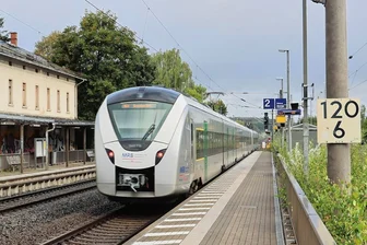 Bahnstreik: Worauf sich Kunden im Landkreis Zwickau am Freitag einstellen müssen - Dieses Bild wird am Freitagmorgen Seltenheitswert haben: ein Zug der Mitteldeutschen Regiobahn am Haltepunkt Zwickau-Mosel.