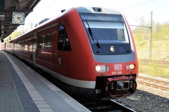 Regionalexpress am Bahnhof