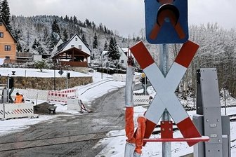 Bahnübergang in Antonsthal ab Freitag wieder frei - Die Bauarbeiten am Bahnübergang Bergstraße in Antonsthal stehen vor dem Abschluss. Hier im Bild sind die Schrankenbäume aber noch nicht montiert. 