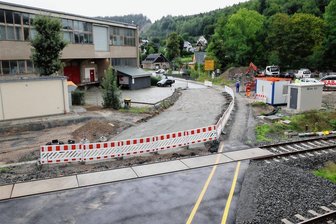 Bahnübergang in Antonsthal: Dauern die Bauarbeiten länger? - Der Bahnübergang an der Bergstraße, die Antonsthal und Antonshöhe verbindet, ist seit Wochen eine Baustelle.