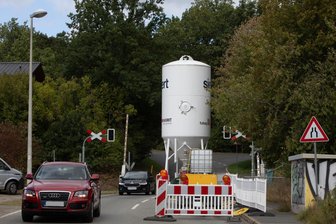 Bahnübergang in Plauen blockiert: Das war der Grund für die halbseitige Straßensperrung - 