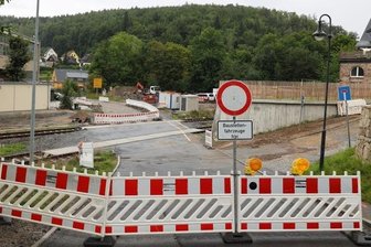 Bahnübergang noch bis Ende November Baustelle - Hier kommen derzeit nur Baustellenfahrzeuge durch: Bahnübergang an der Bergstraße, die Antonsthal und Antonshöhe verbindet. 