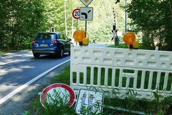 Bahnübergang zwischen Scharfenstein und Venusberg ab Dienstag gesperrt - Sperrscheibe und -zaun liegen am Bahnübergang bereit.