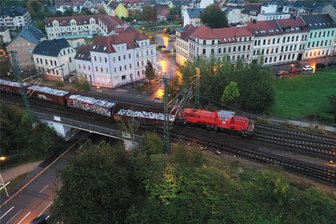 Bahnunfall in Zwickau: Waggon mit Schrott entgleist - Wegen eines Unfalls nahe des Zwickauer Hauptbahnhofs brauchten Fahrgäste am Donnerstag viel Geduld.