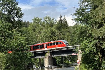 Bahnverbindung nach Marienberg wieder nutzbar – rechtzeitig zum Weihnachtsmarkt und zur Bergparade am 3. Advent - Ein Triebwagen der Erzgebirgsbahn fährt nach Marienberg über die jetzt wieder aufgebaute Brücke.