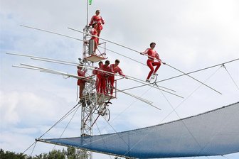 Balanceakt in Limbach-Oberfrohna: Was das Innenstadtfest verspricht - Gleich vier Hochseilshows werden die Geschwister Weisheit beim Innenstadtfest präsentieren. Unter anderem mit einem Einrad werden sie in luftiger Höhe den Johannisplatz überqueren.