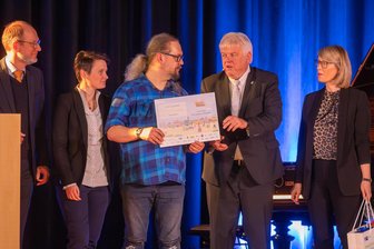 Balancegleis, Breitband und neues Leben fürs Brauereigelände: Was Hainichen 2026 baut - Steffen Krätzsch (3.v.l.), Stadtplaner und „Vater des Erfolgs“ bei „Ab in die Mitte“ nahm das Preisgeld von 40.000 Euro für den Begegnungsort am Bahnhof, das „Balancegleis“, entgegen.