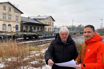 „Balancegleis“ wird neuer Mittelpunkt von Hainichen - was das mit Harry Potter zu tun hat - Oberbürgermeister Dieter Greysinger und Andreas Brandt, Geschäftsführer der Rehabil GmbH, am Bahnhof in Hainichen, wo das Projekt „Balancegleis“ realisiert werden soll.