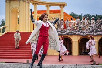 Balaton-Flair auf der Seebühne Kriebstein: „Gräfin Mariza“ peppt den Theatersommer auf. - Lindsay Funchal als Gräfin Mariza.