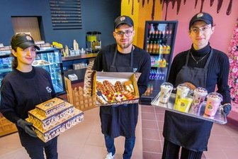 Bald Croissant-Waffeln zum Mitnehmen - Arijana (l), Astrit und Dafina Isufi öffnen am 16. Januar im Auer Stadtzentrum einen Croffle-Shop. 