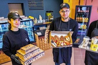 Bald Croissant-Waffeln zum Mitnehmen - Arijana (l), Astrit und Dafina Isufi öffnen ab 16. Januar im Auer Stadtzentrum einen Croffle-Shop.