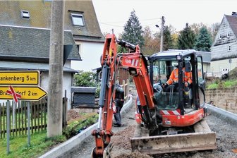 Bald freie Fahrt in Lichtenwalde:Straße soll vor Weihnachten frei sein - Die Straße Zur Alten Mühle soll kommende Woche die Asphaltdeckschicht erhalten.