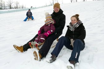 Bald geht’s los: Rodelspaß bietet in Augustusburg und Falkenau Vorgeschmack auf Skisaison - Auf dem Falkenauer Rodelhang hatten am ersten Januar-Samstag 2025 unter anderem Sascha Reichelt, seine Frau Katja sowie Tochter Nina ihren Spaß.