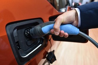 Bald gesonderte Parkplätze für E-Mobile? - Fahrer von Elektroautos bekommen vom Gesetz Sonderrechte zugeschrieben.