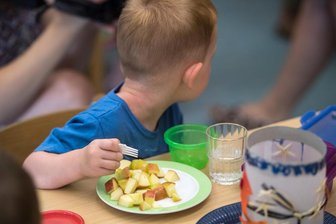 Bald jeden Monat 150 Euro für Kita-Essen: CDU fordert Entlastung der Eltern über die Mehrwertsteuer - In Chemnitz rechnen die ersten Kindergärten mit bis zu 7,50 Euro für das tägliche Essen, das aus Frühstück, Mittag und Vesper besteht.