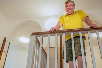 Bald können Urlauber im alten Bahnhof Oederan übernachten - Gosbert Amrhein im großzügigen Treppenhaus des Oederaner Bahnhofs. Der Unternehmer hat ihn 2013 gekauft und saniert das Bauwerk.