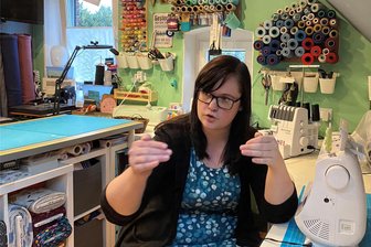 Bald mit eigenem Laden in Lengenfeld: Nähtante Jenny, die Frau für Übergrößen - „Wenn ich die Stoffe im Großhandel einkaufe, weiß ich schon, wie alles zueinander passen kann. Dann sehe ich schon das fertige Produkt.“ Jennifer Barthel in ihrer winzigen Nähstube an der Treuenschen Straße in Lengenfeld. Noch dieses Jahr wird alles in ihrem neuen Laden viel größer aufgezogen - aber nicht weniger einladend.