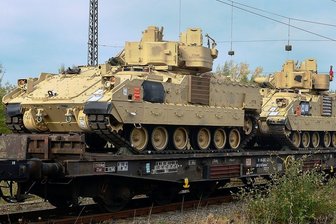 Bald neue US-Panzertransporte durch Deutschland nach Osten - Nicht selten sind die Bürger besorgt, wenn sie ohne Vorwarnung US-Kampfgeräte in ihrer Region sehen - so wie im Herbst 2017. Die US-Armee transportierte damals Kriegsgerät aus Polen zurück. Aufgrund fehlender Kapazitäten für derlei Sondertransporte auf der Schiene musste der Güterzug für längere Zeit in Mittweida haltmachen, bevor er seine Reise Richtung Süddeutschland fortsetzen konnte.