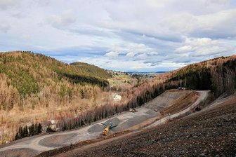 Bald sollen 10.000 Bäume auf alter Halde bei Antonsthal blühen - Die Halde (vorn im Bild) erstreckt sich von Erla bis Antonsthal. Im oberen Bereich wird derzeit aufgeforstet.