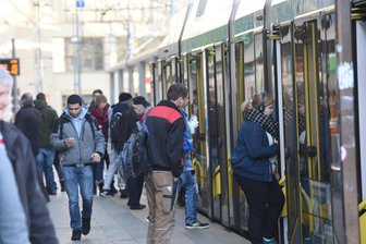 Bald weniger Bus und Bahn in Chemnitz? OB Schulze soll in Dresden und Berlin Druck machen - In Chemnitz sind täglich Zehntausende Menschen mit Bus und Bahn unterwegs. Doch das Angebot soll gekürzt werden.