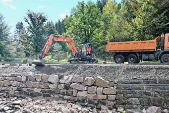 Bald wieder freie Fahrt zum Blauenthaler Wasserfall - Bauarbeiten an der Stützmauer an der Großen Bockau in Eibenstock
