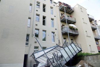 Balkon im Lutherviertel abgestürzt: Bauarbeiter schwer verletzt - Während der Bauarbeiten lösten sich Teile und der Balkon stürzte ab. Ein Bauarbeiter liegt schwer verletzt im Krankenhaus.